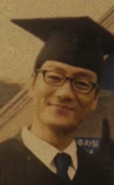 Файл:Squid-game-cho-sang-woo-still-3.jpg