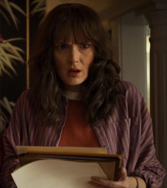Файл:Stranger-things-joyce-byers-still-3.jpg